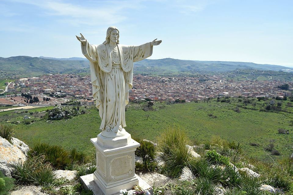 La bontà a Favara corre in Vespa. Raccolta fondi per riparare i danni alle statue sacre della "Muntagne della Pace"