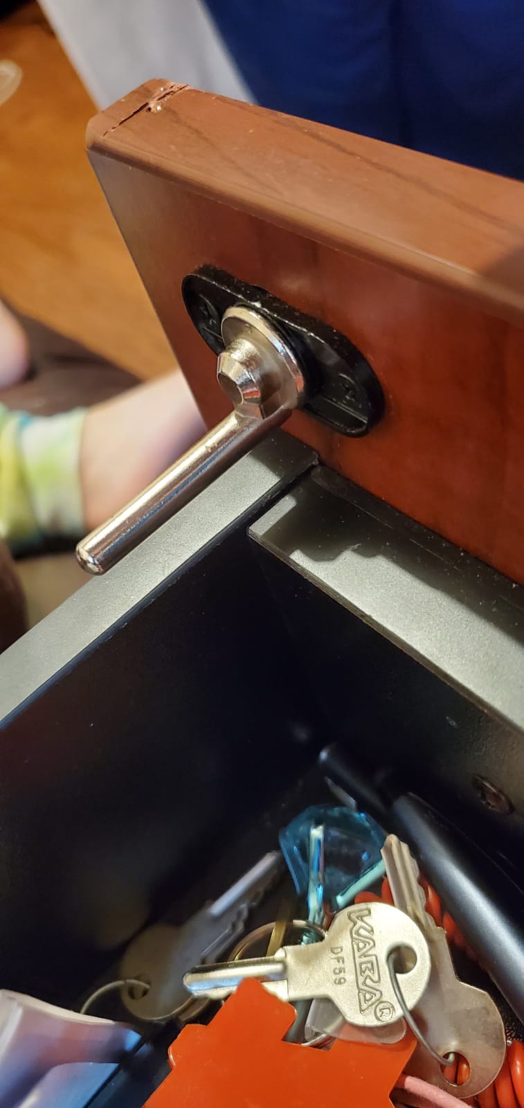 locked keys in car , car locksmith