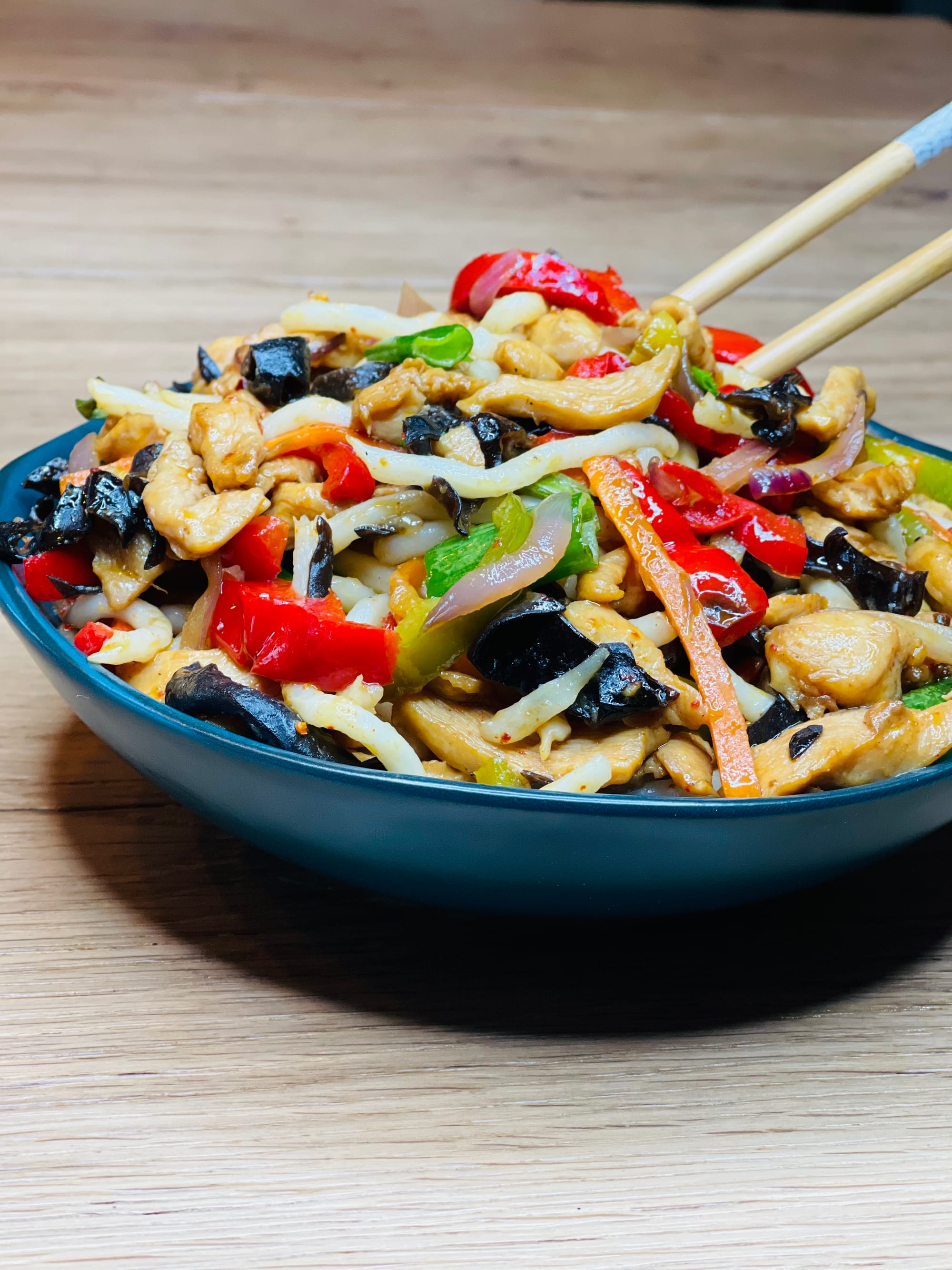 WOK DE NOUILLES UDON AU POULET