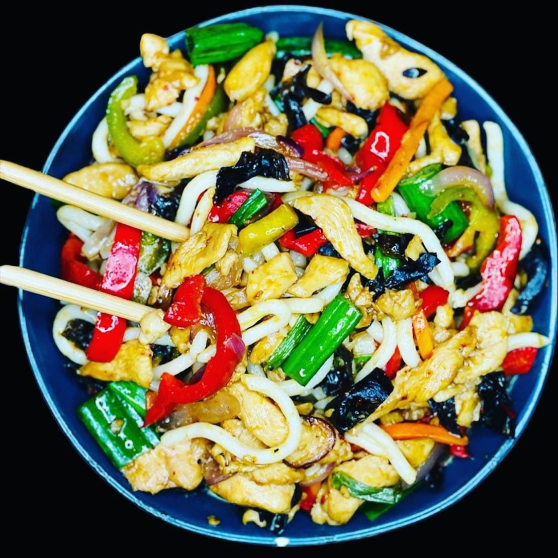 WOK DE NOUILLES AU POULET