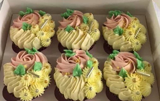 Chocolate And Vanilla Flower Cupcakes With Buttercream Frosting