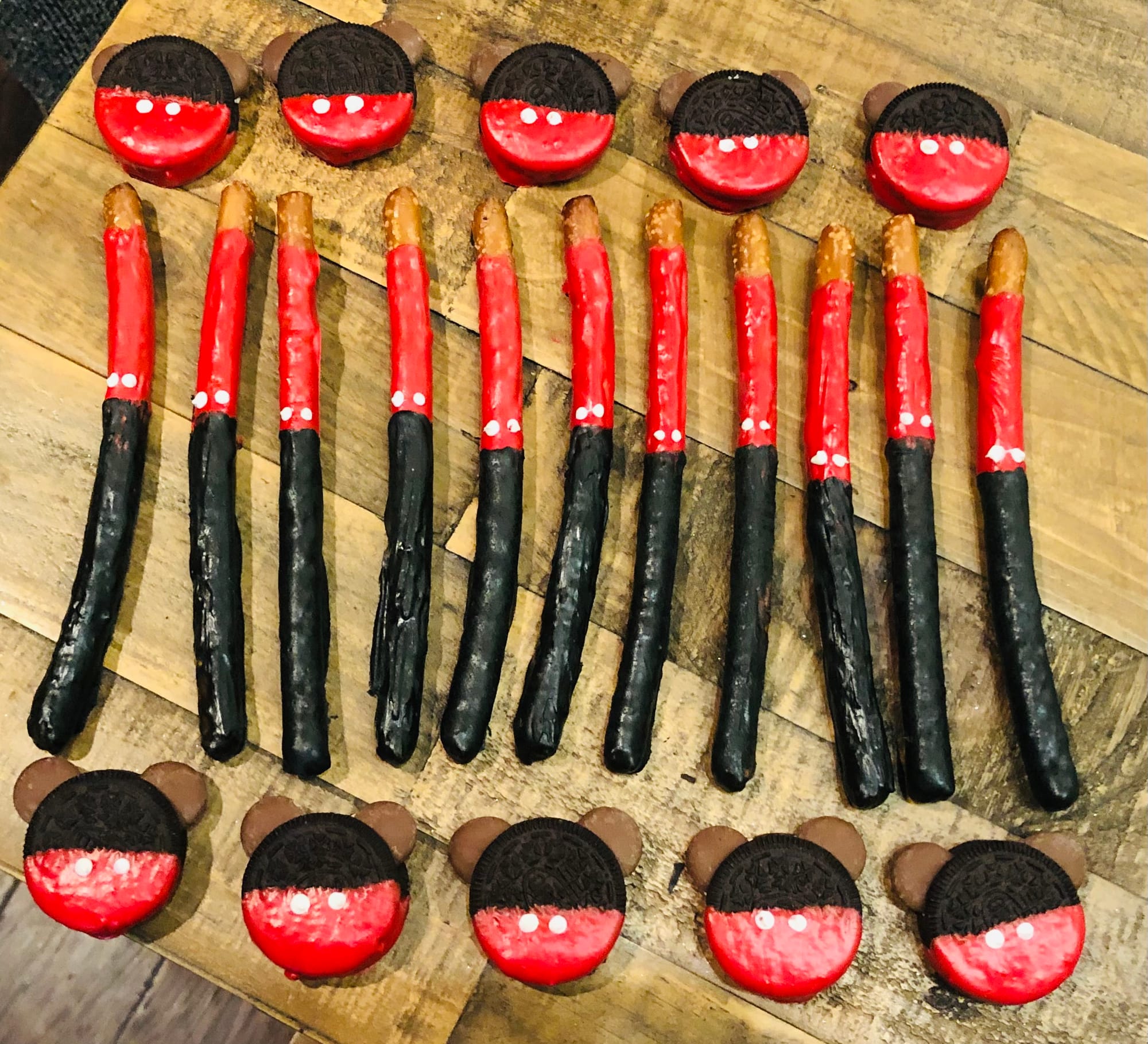 Mickey Mouse Dipped Pretzels & Mickey Mouse Dipped Oreos