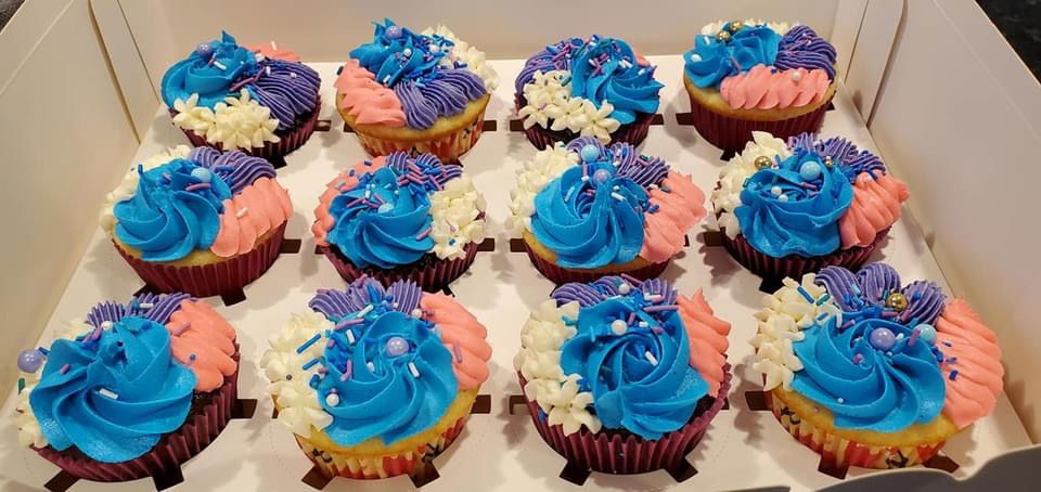 Chocolate and Vanilla Cupcakes With Buttercream Frosting