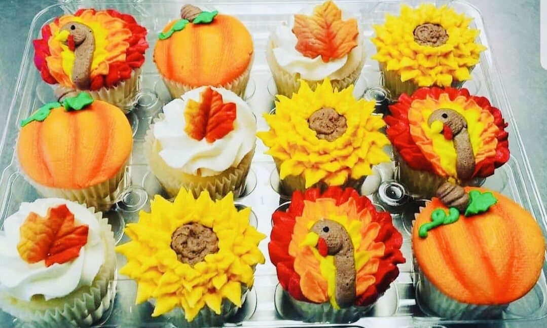 Chocolate and Vanilla Thanksgiving Cupcakes