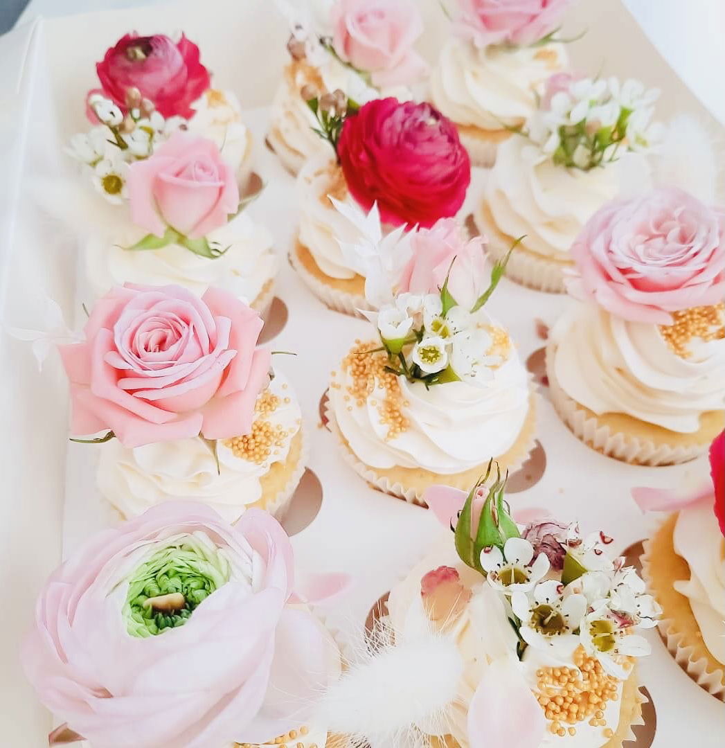 Vanilla Wedding Cupcakes With Roses