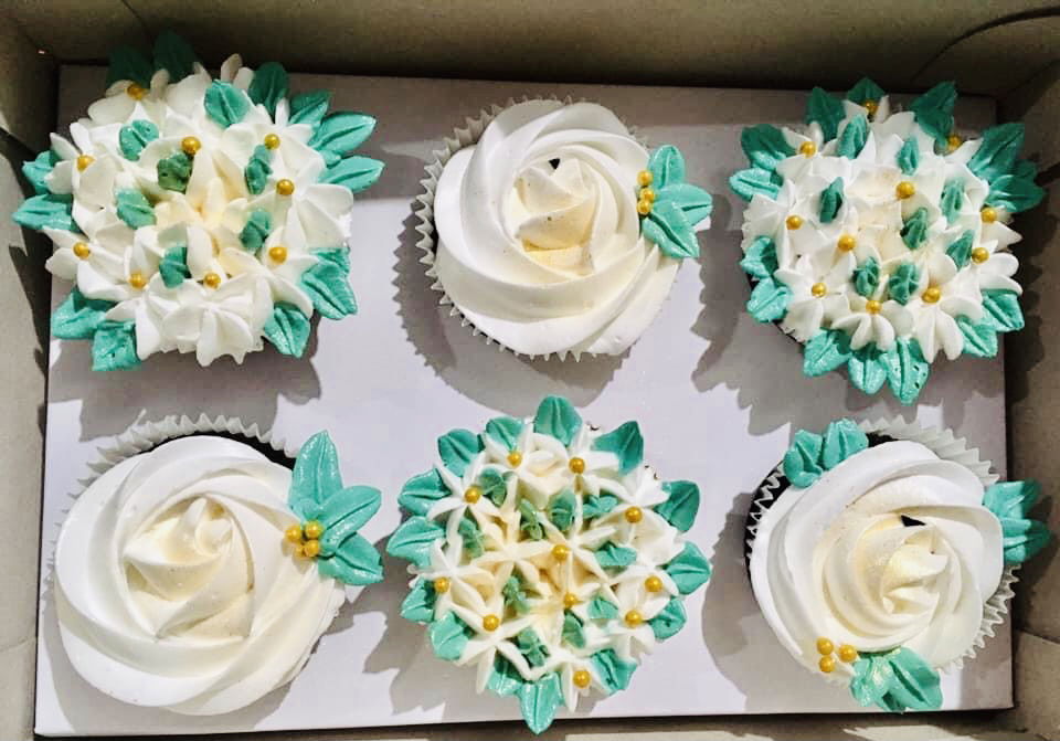 Vanilla and Chocolate Cupcakes With Buttercream Frosting