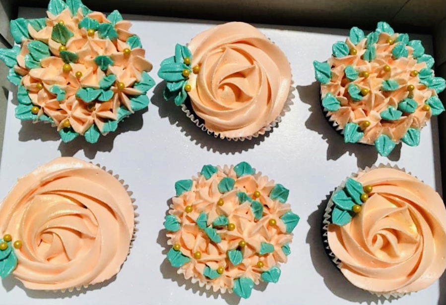 Vanilla and Chocolate Cupcakes With Buttercream Frosting