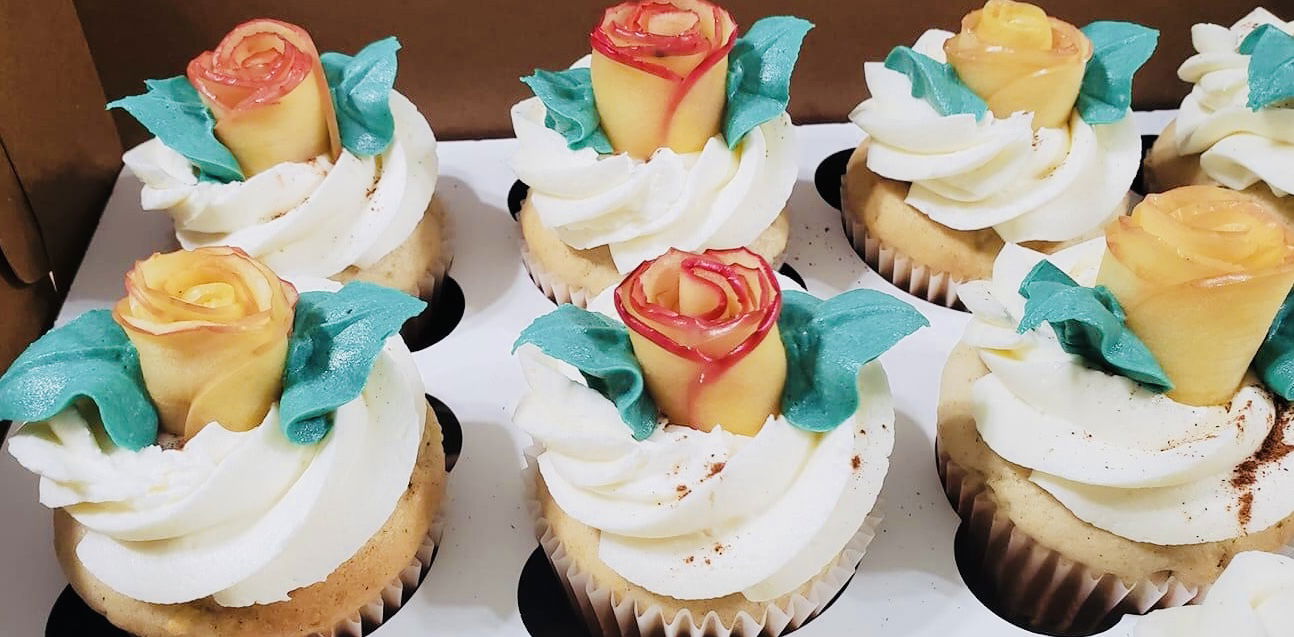 Vanilla Cupcakes With Buttercream Frosting and Fondant