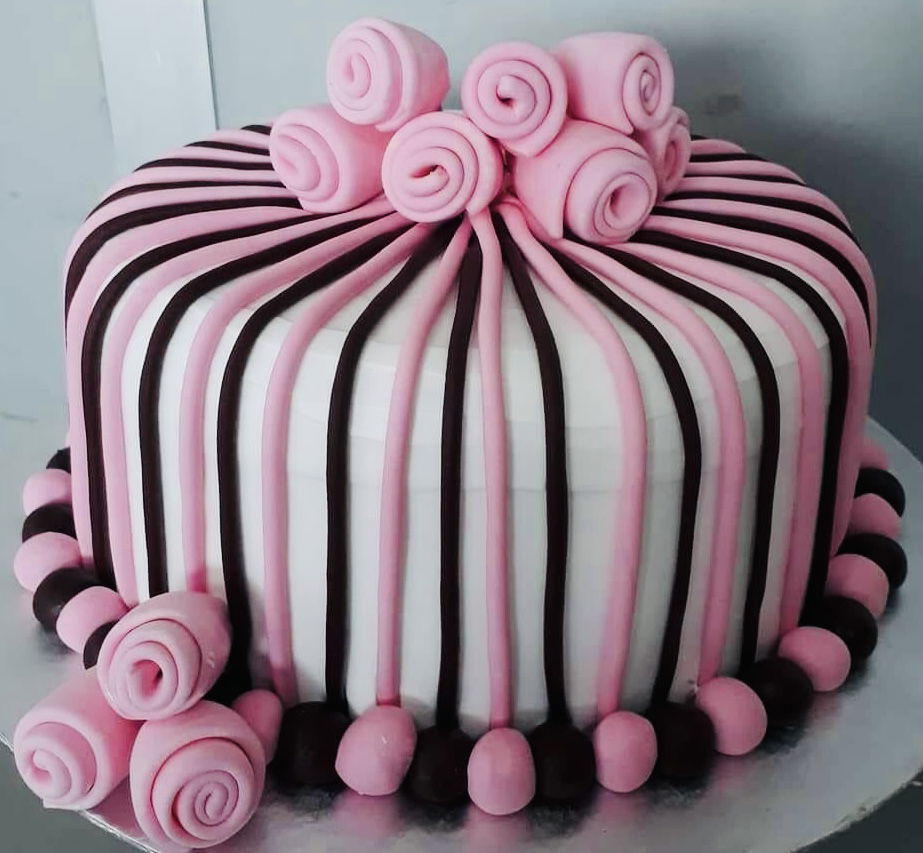 2 Layer Vanilla Cake With Buttercream Frosting and Fondant