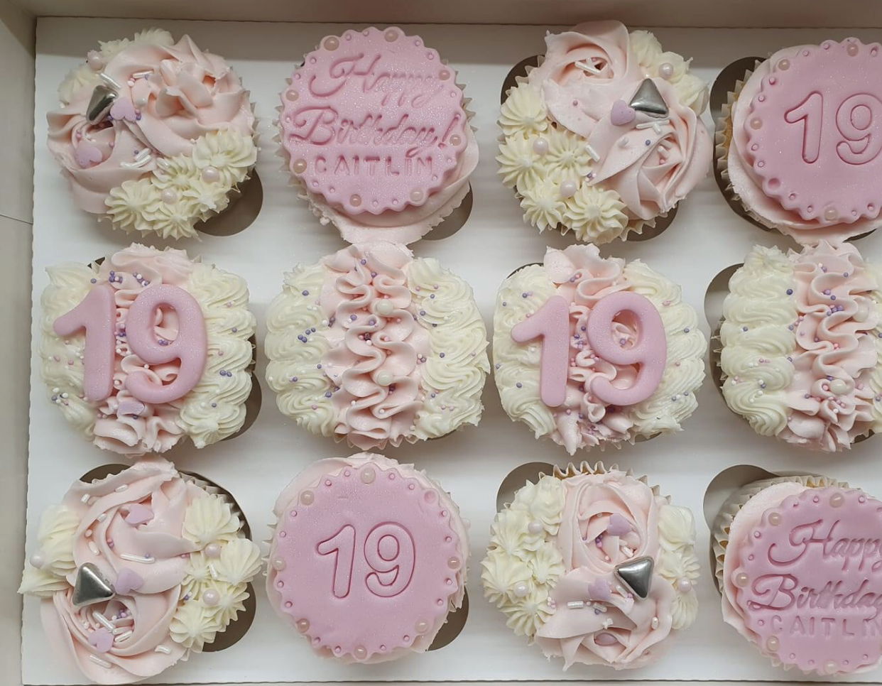 Vanilla Cupcakes With Buttercream Frosting and Fondant