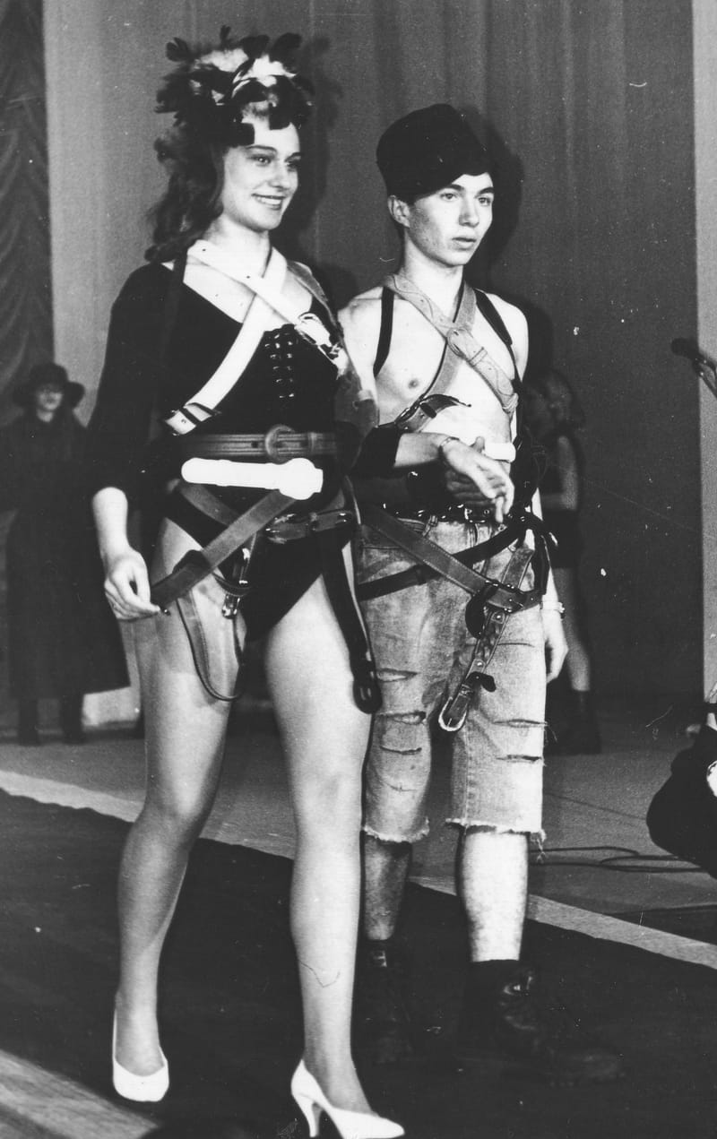 ДЕМОНСТРАЦИЯ КОЛЛЕКЦИЙ ОДЕЖДЫ