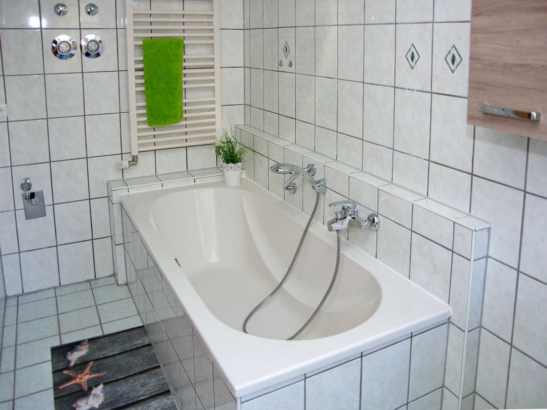 Das Bad mit Wanne