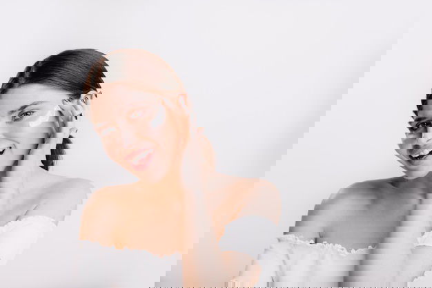 The benefits of gold mask for the skin and the best way to apply it