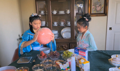 2022母亲节：学生制作母亲节蛋糕