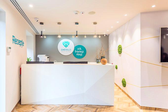 Decorarea receptiei Centrului medical cu insule cu licheni verzi 