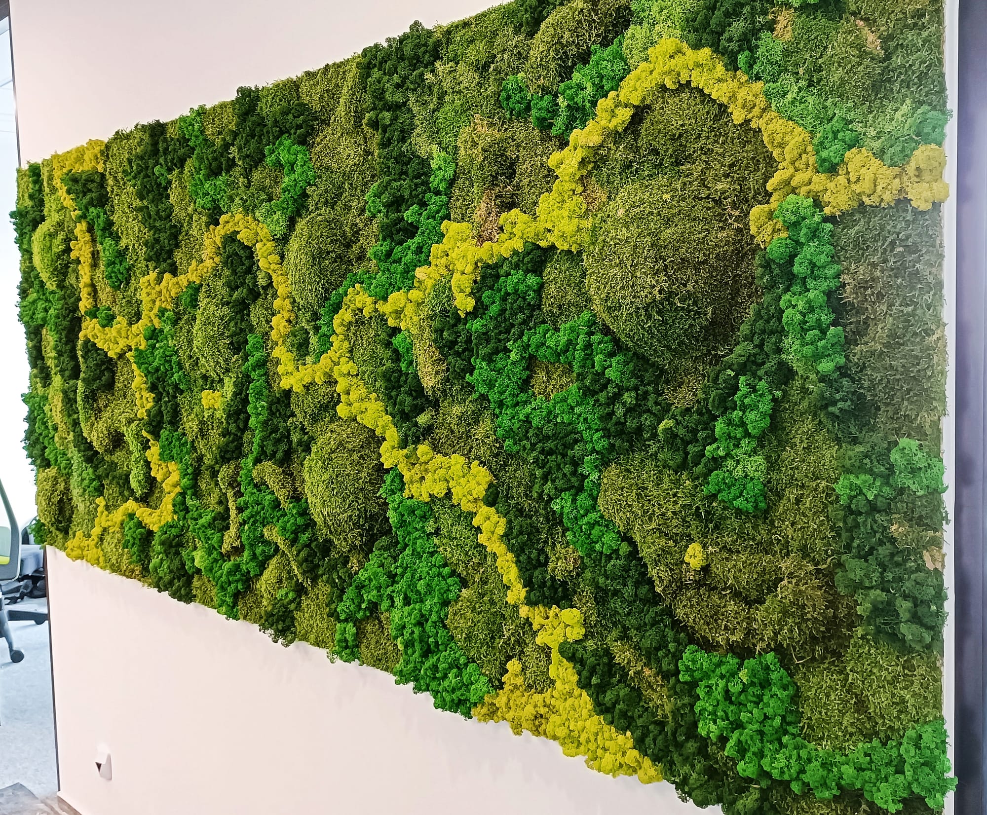 Proiect complex : panou vegetal cu muschi si licheni, litere volumetrice si jardiniere cu plante stabilizate