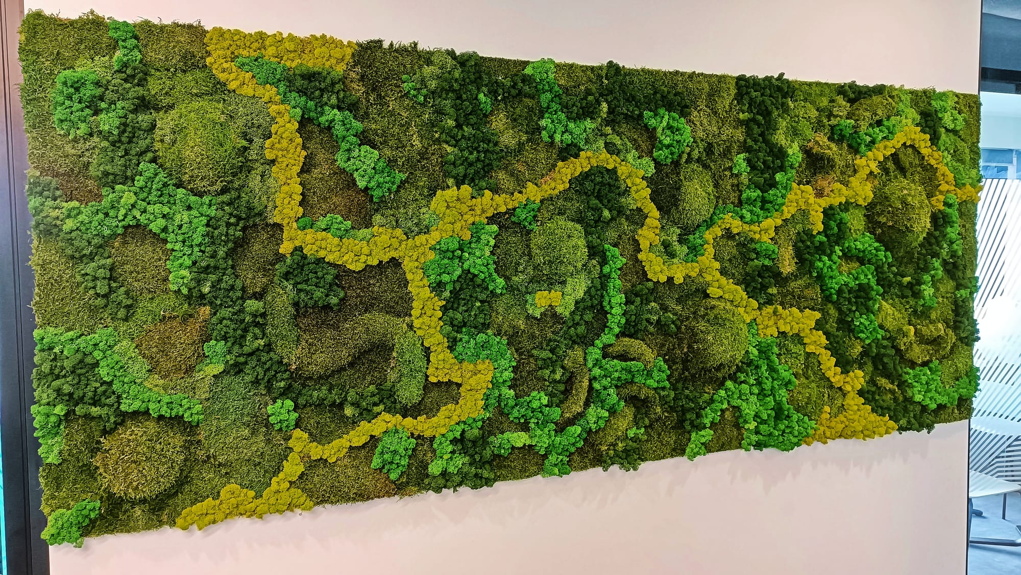 Proiect complex : panou vegetal cu muschi si licheni, litere volumetrice si jardiniere cu plante stabilizate