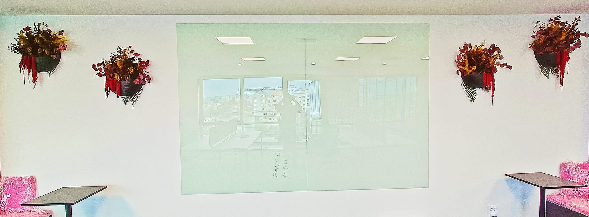 Proiect complex : panou vegetal cu muschi si licheni, litere volumetrice si jardiniere cu plante stabilizate