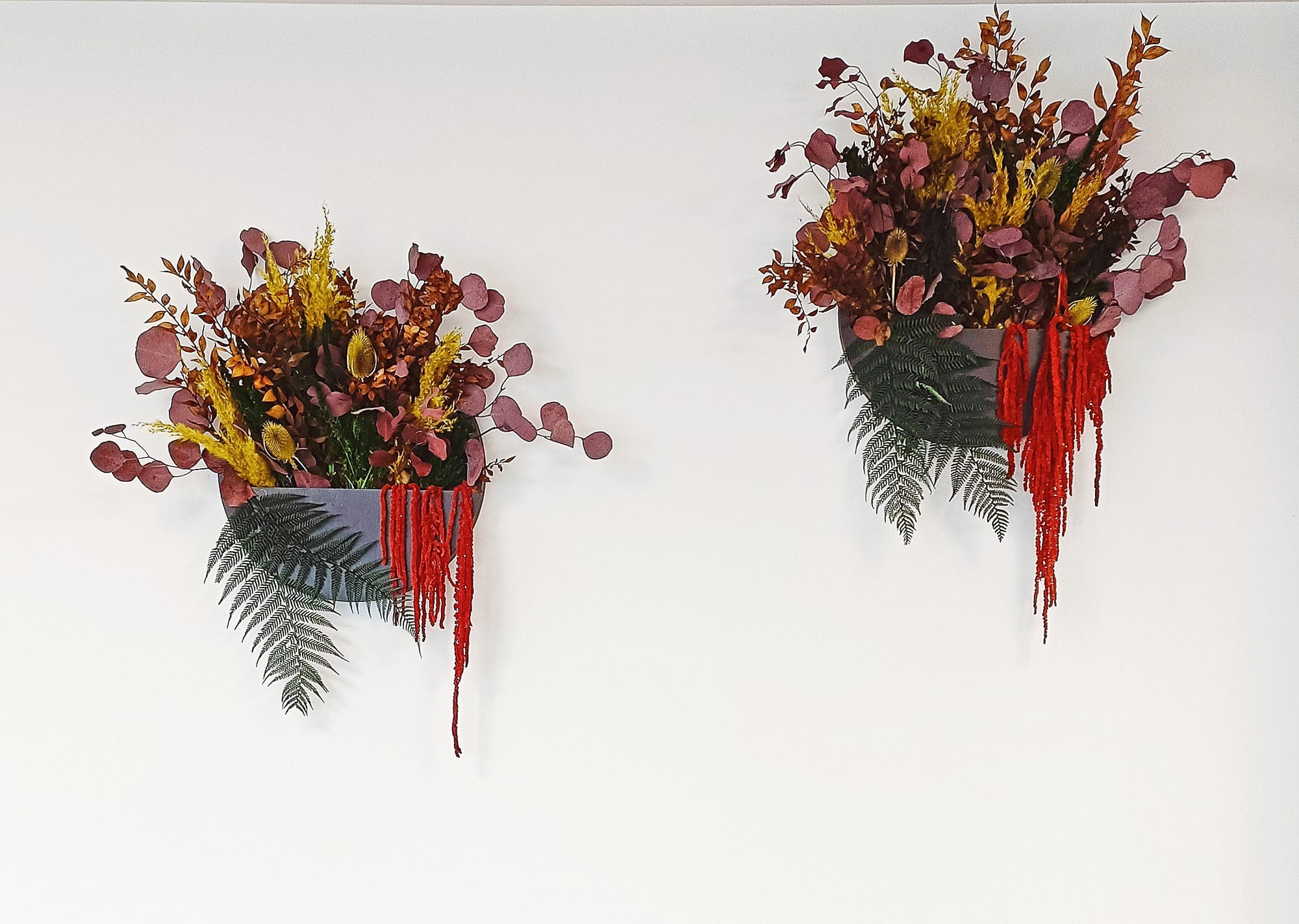 Proiect complex : panou vegetal cu muschi si licheni, litere volumetrice si jardiniere cu plante stabilizate