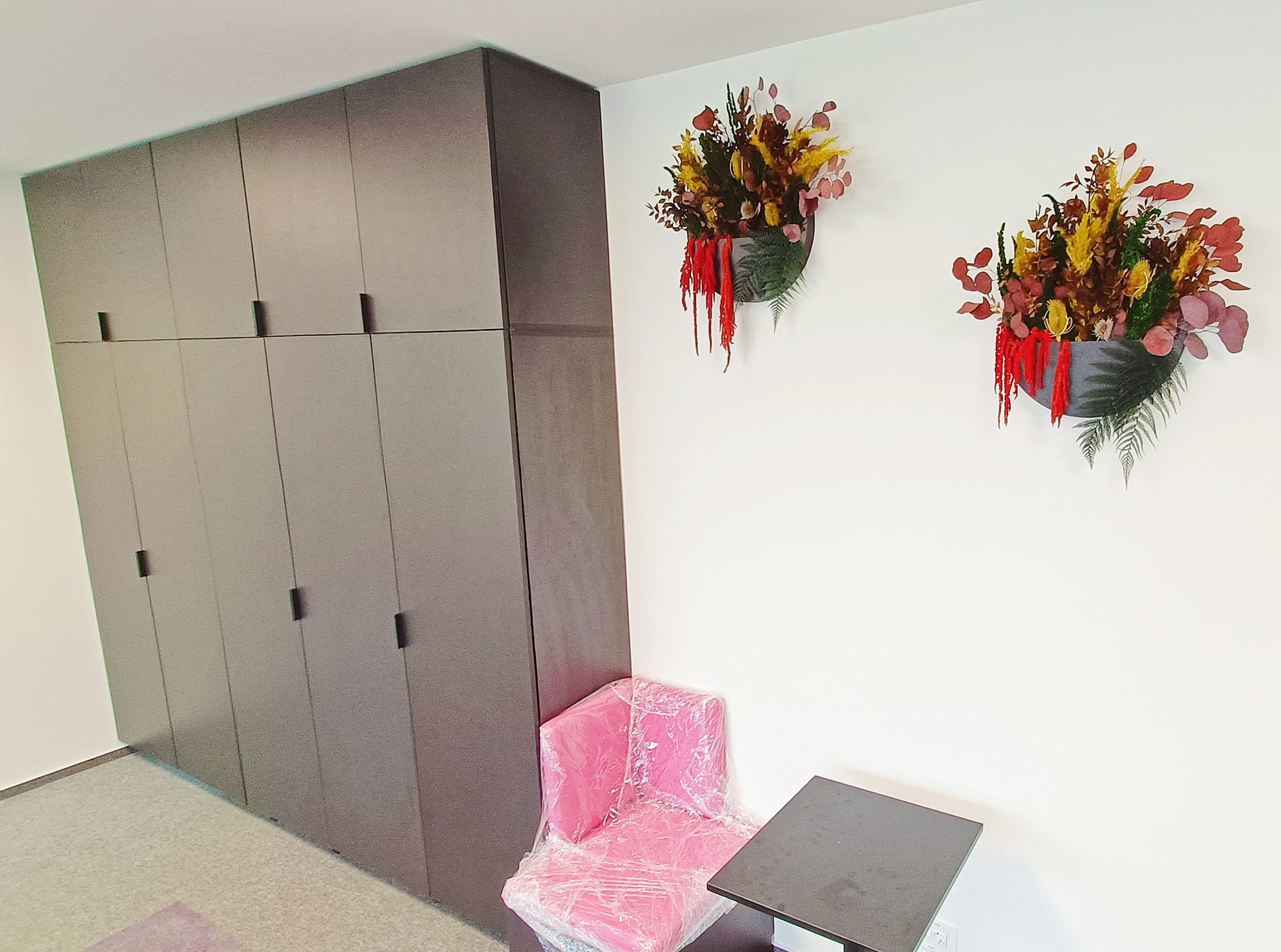 Proiect complex : panou vegetal cu muschi si licheni, litere volumetrice si jardiniere cu plante stabilizate