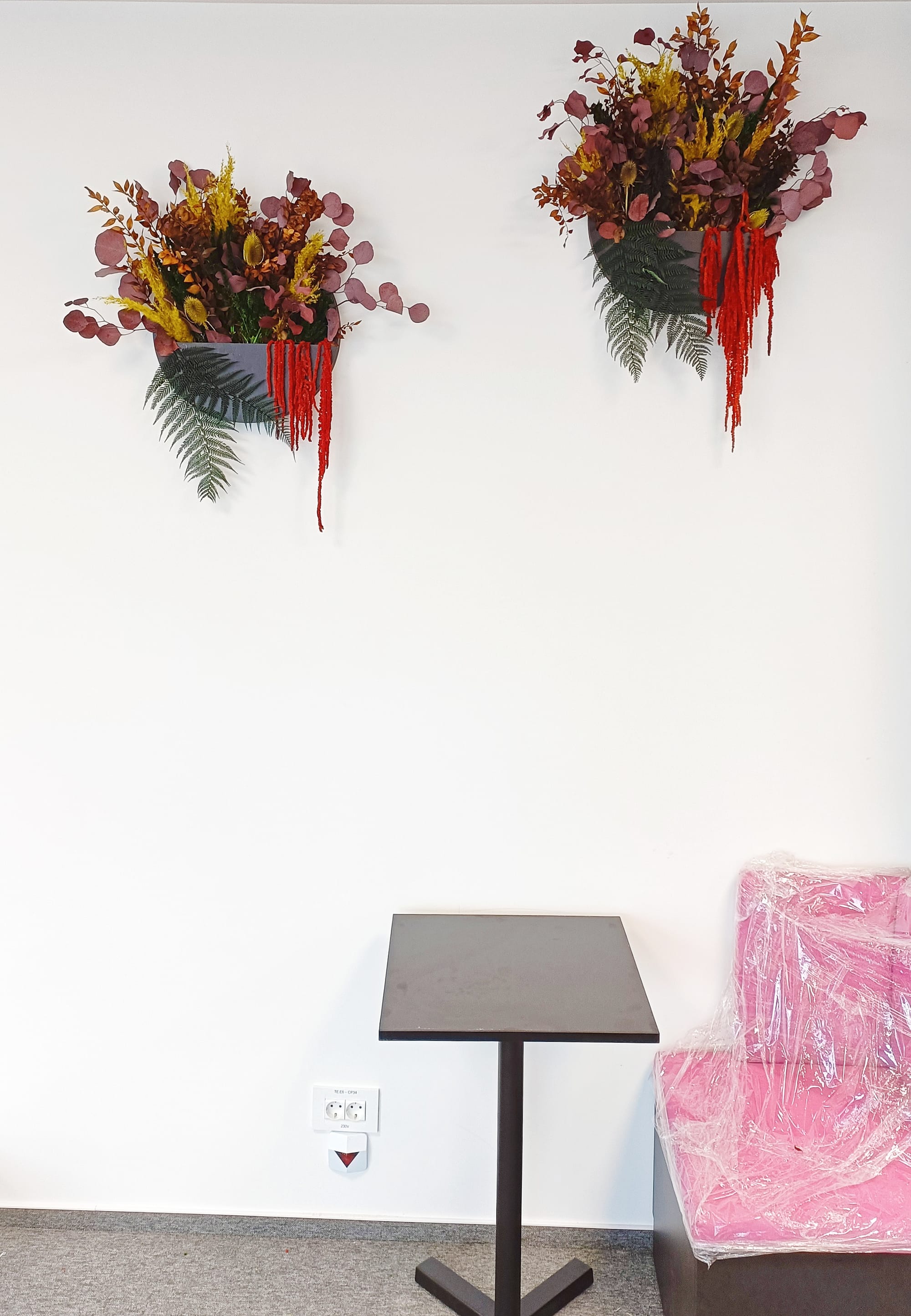 Proiect complex : panou vegetal cu muschi si licheni, litere volumetrice si jardiniere cu plante stabilizate