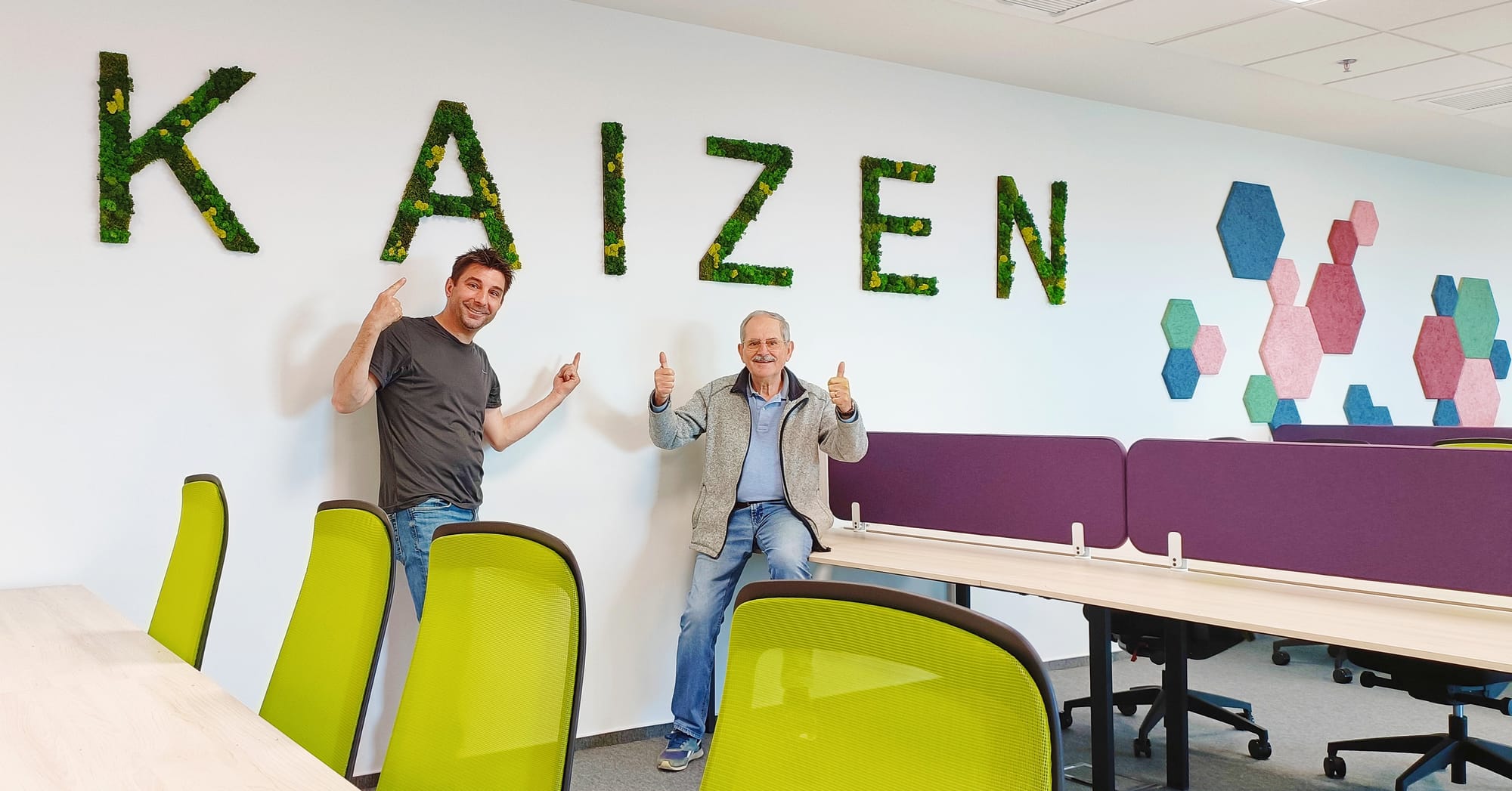 Proiect complex : panou vegetal cu muschi si licheni, litere volumetrice si jardiniere cu plante stabilizate