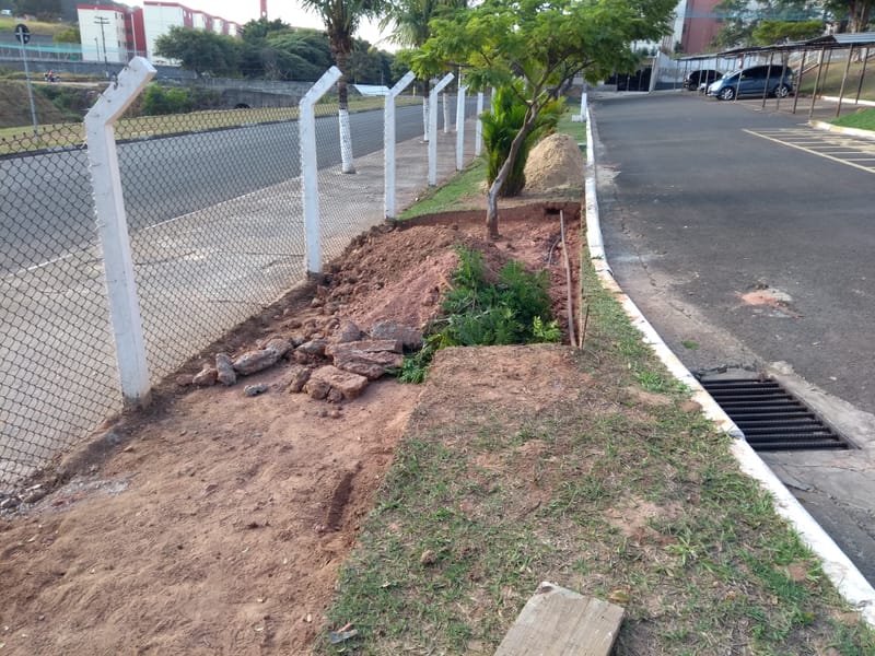 MURO APÓS A LIXEIRA