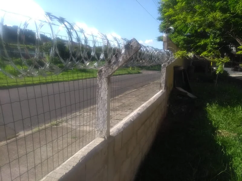 MURO APÓS A LIXEIRA