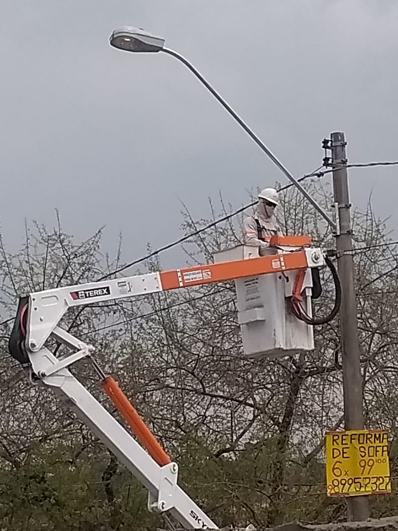 TROCA LÂMPADAS POSTE