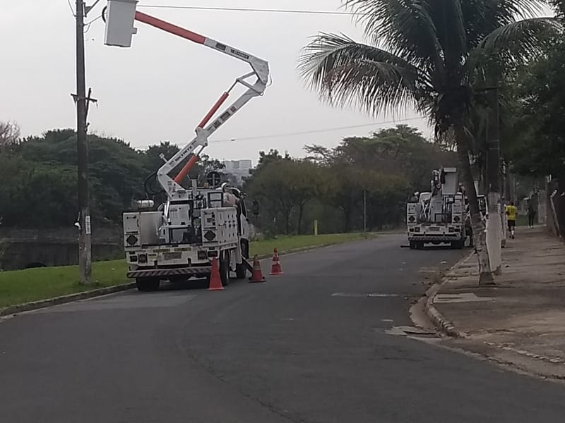 TROCA LÂMPADAS POSTE