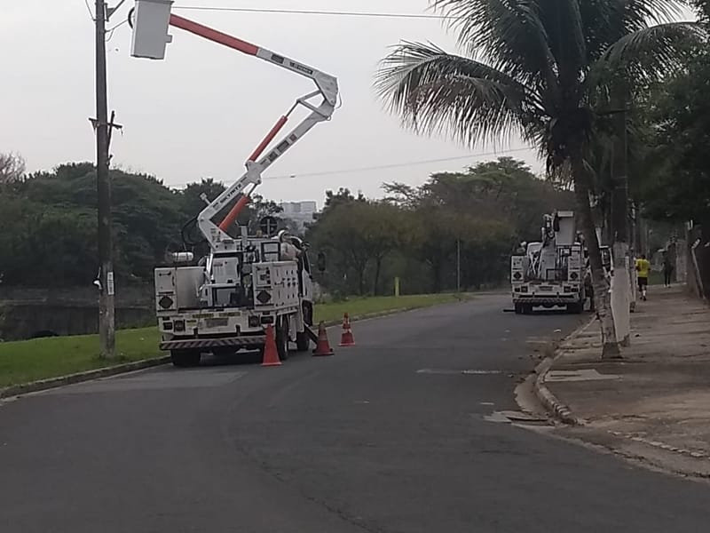 TROCA LÂMPADAS POSTE