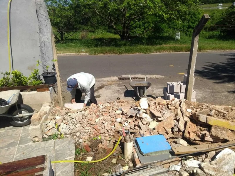 MURO - PRAÇA À NOVA LIXEIRA