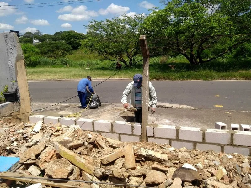 MURO - PRAÇA À NOVA LIXEIRA