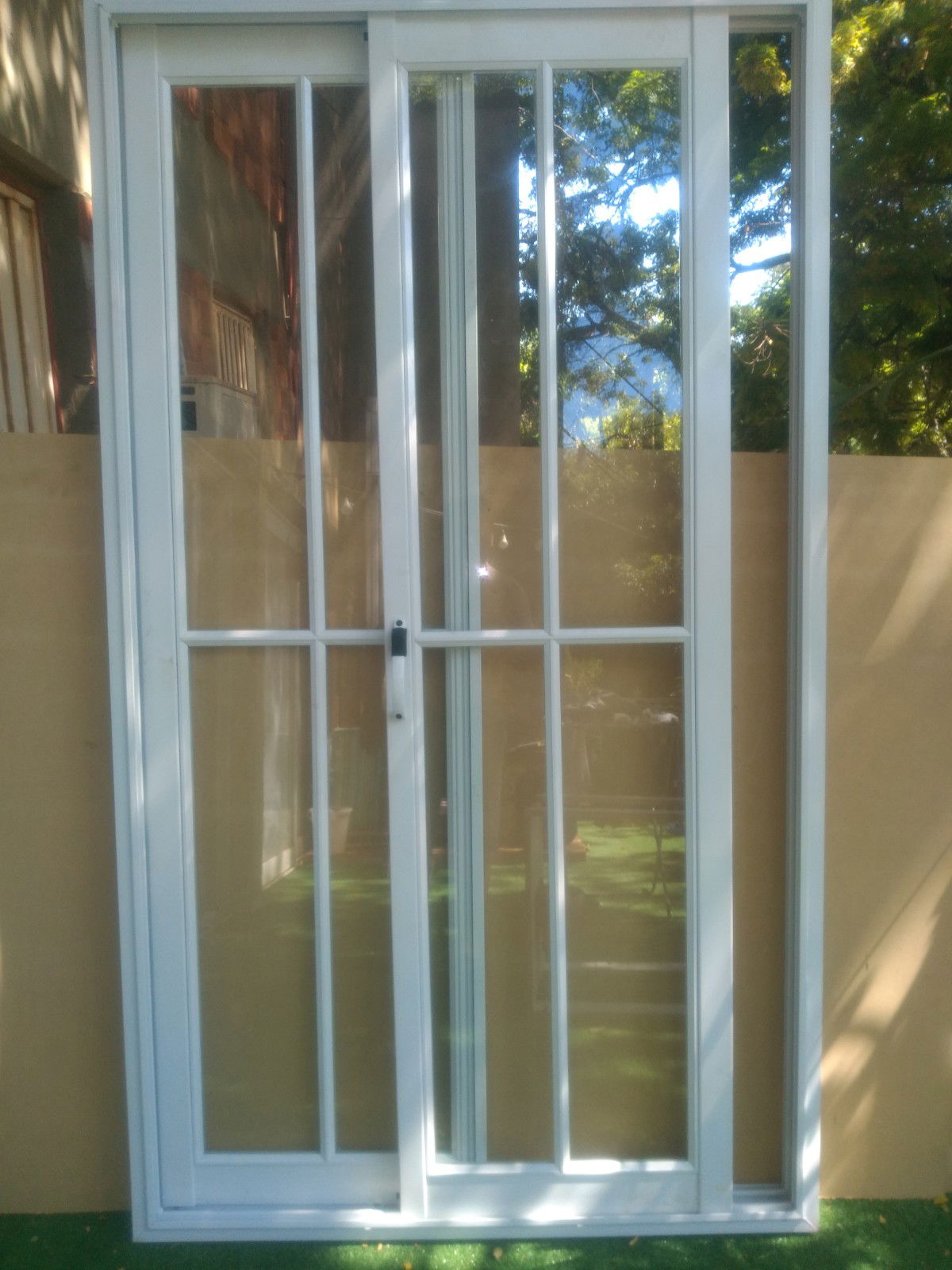 Puerta ventana corrediza c/vidrio repartido