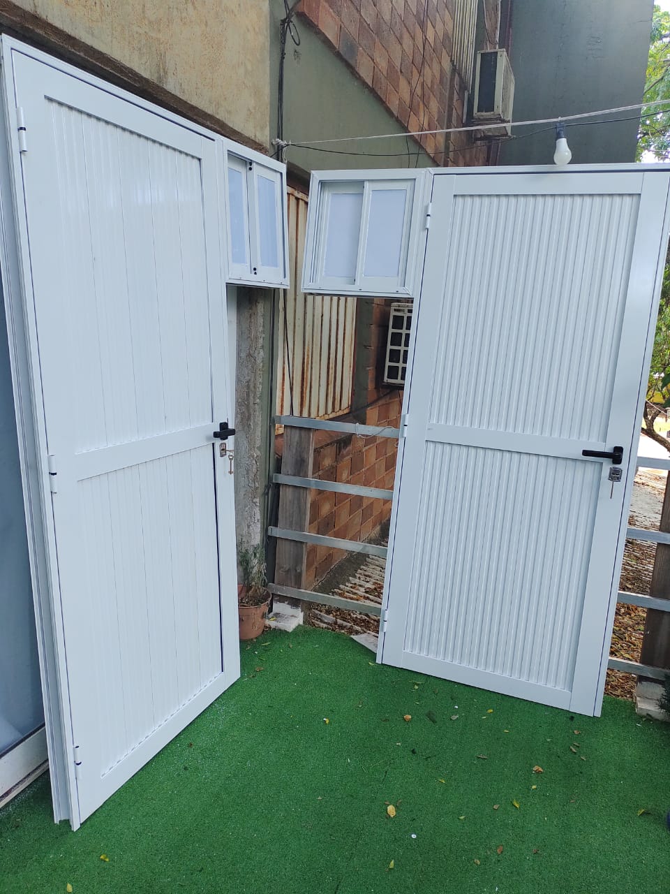Puertas combinadas con ventana corrediza