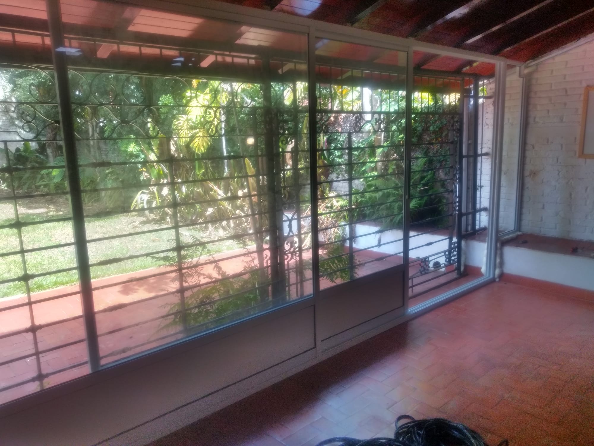 Paños fijos y puerta corrediza