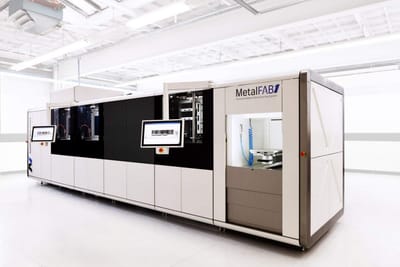 כדי לייעל ולהוזיל את ייצור הרכב - פולקסווגן שואפת לייצר 100,000 רכיבי רכב מודפסים בתלת מימד מתכת עד שנת 2025. גם אאודי וטויוטה הרחיבו השימוש, ייעלו והוזילו הייצור