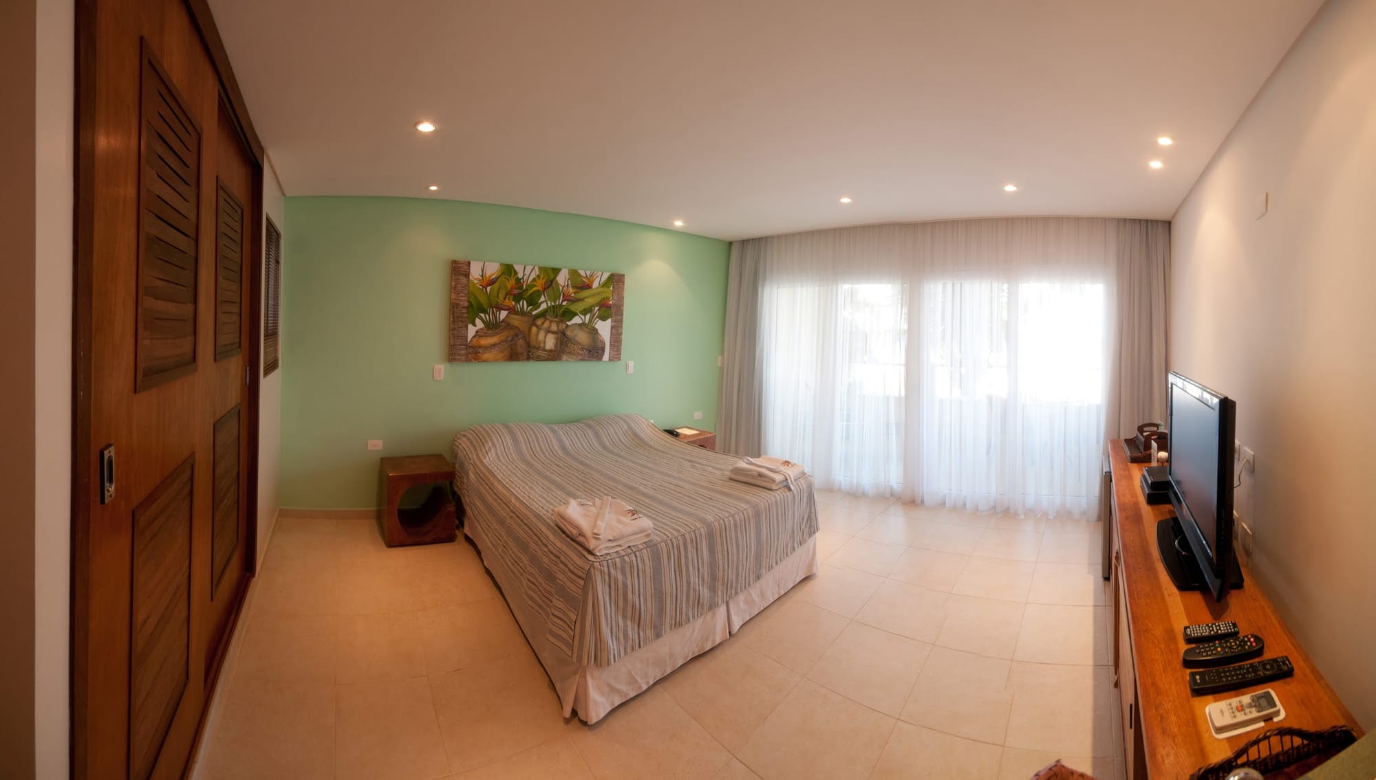 FRENTE MAR COM VARANDA