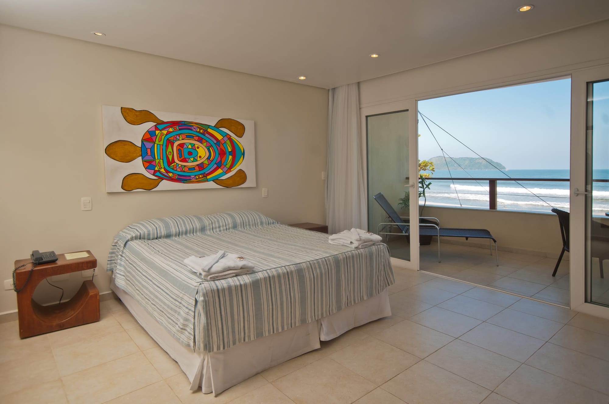 FRENTE MAR COM VARANDA