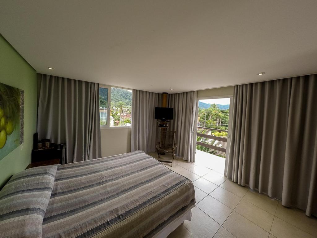 COBERTURA COM VISTA LATERAL DO MAR E VARANDA