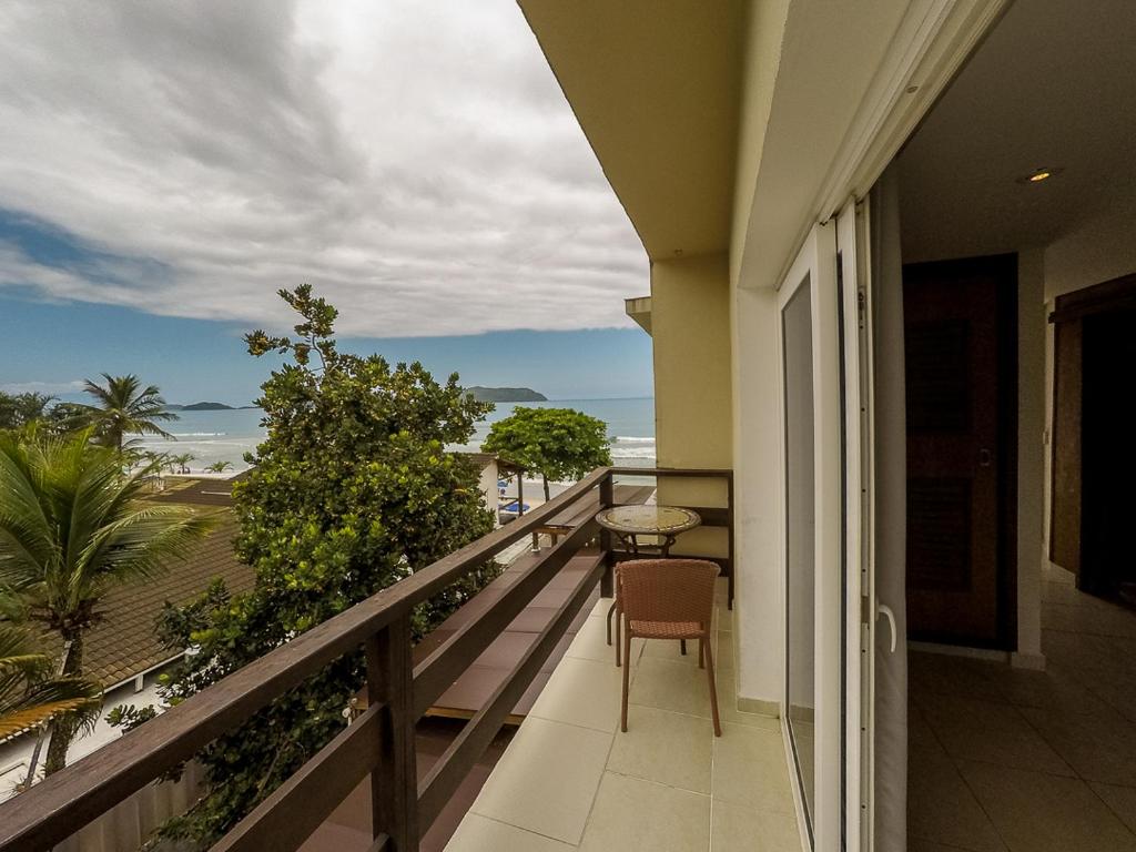 COBERTURA COM VISTA LATERAL DO MAR E VARANDA