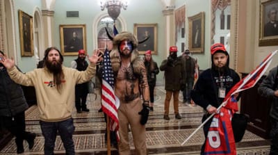 ترمب وانصاره يستحلون البييت الابيض  image