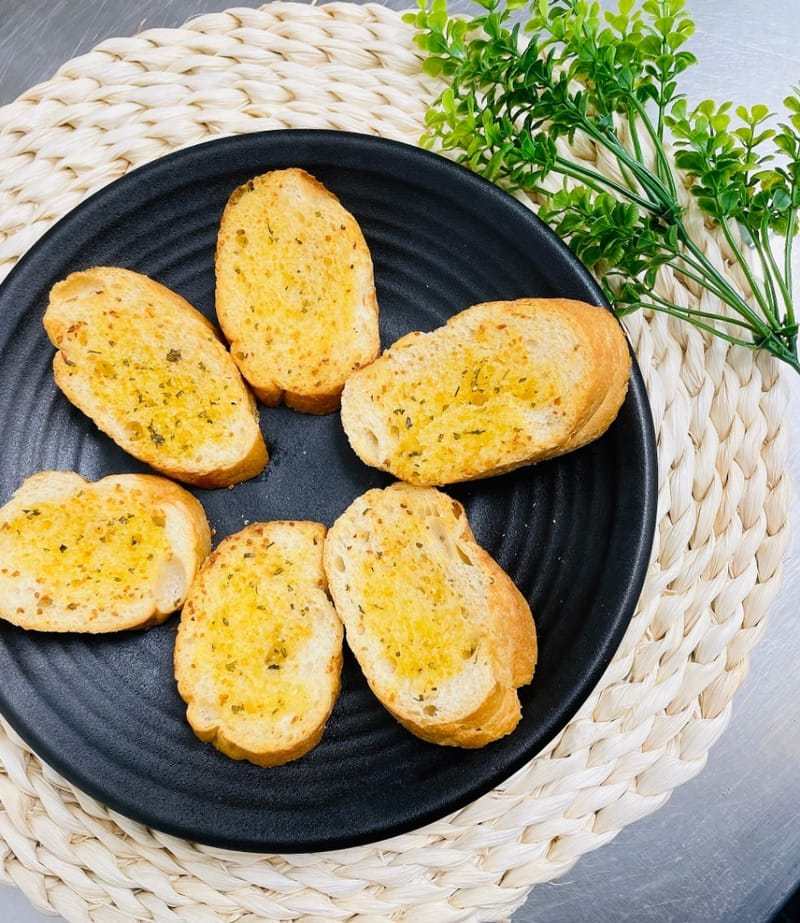 SN16	蒜蓉面包	Garlic Bread