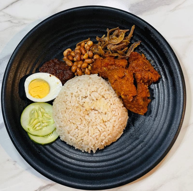 NL05 红鸡椰浆饭 Nasi Lemak with Ayam Merah