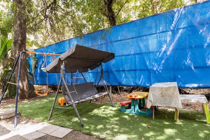 חצר אירוח כפרית מוקפת עצים ומשחקי ילדים מתאים עד 30 איש