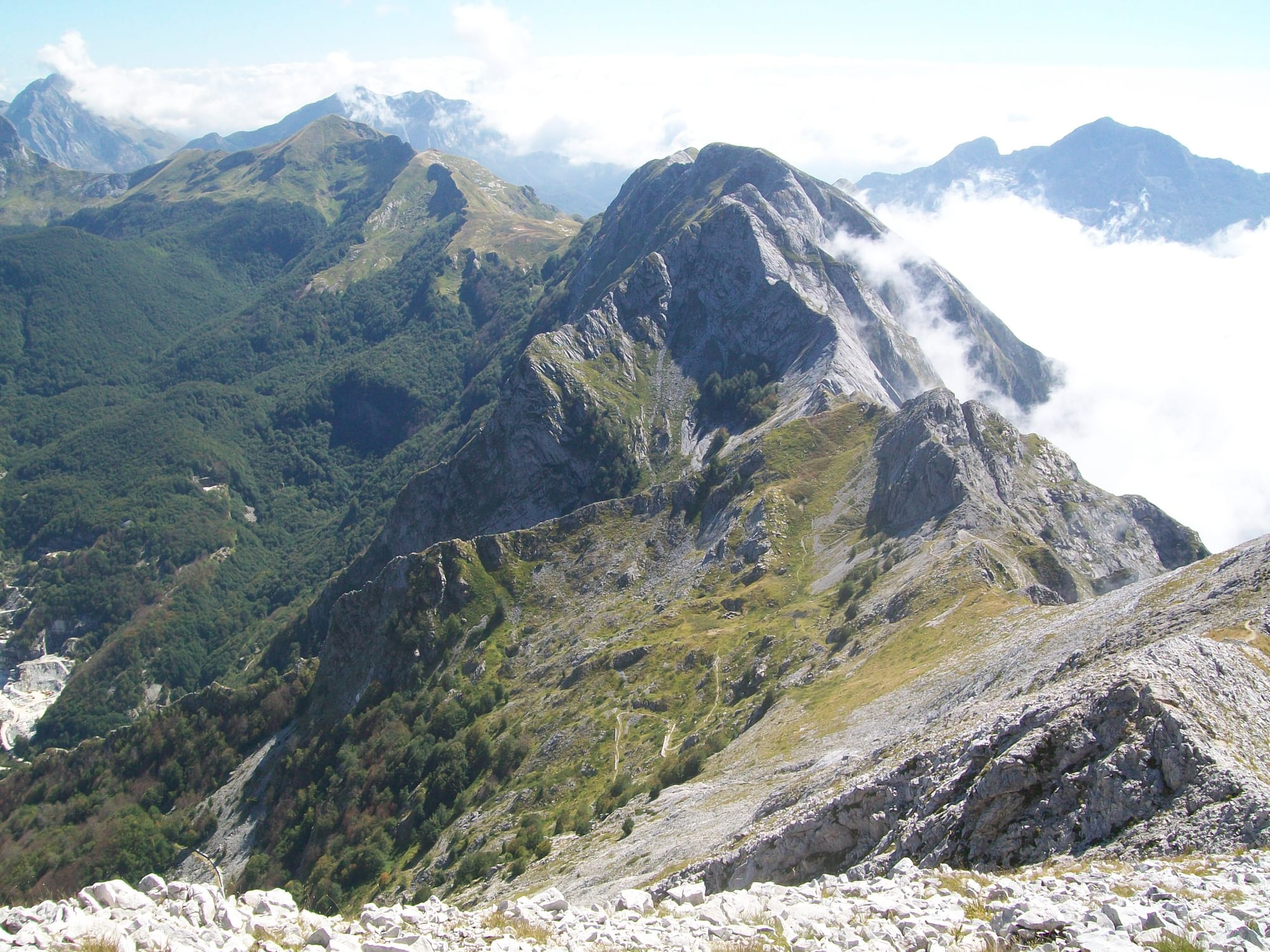 Salendo la cresta della Tambura
