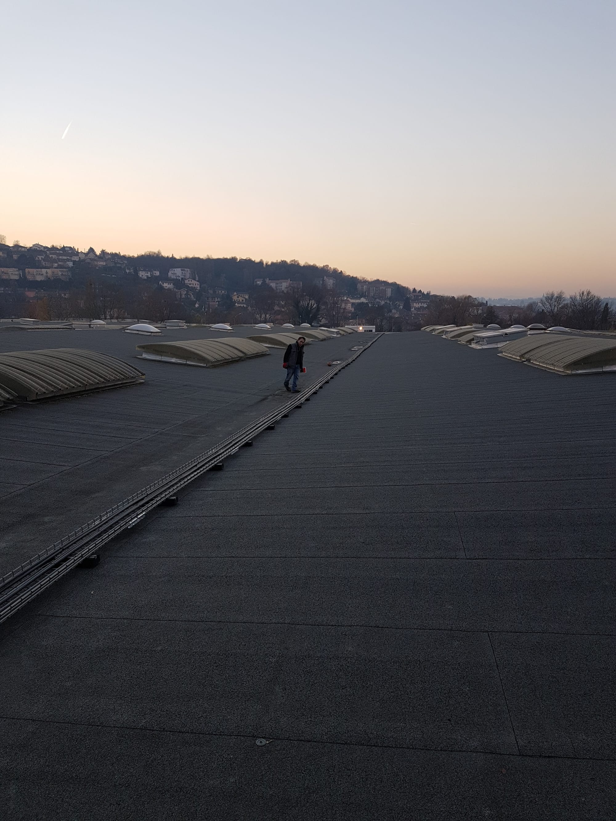 Pose de chemins de câbles sur toiture terrasse