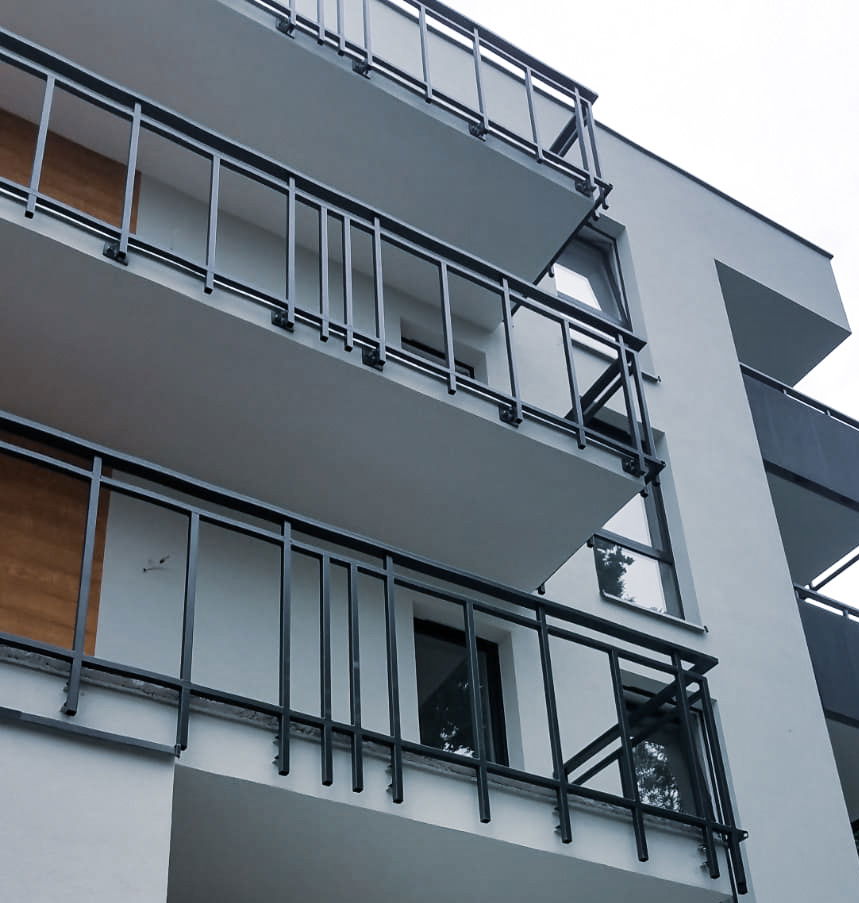 Balustrady, bariery, pomosty techniczne, barierki