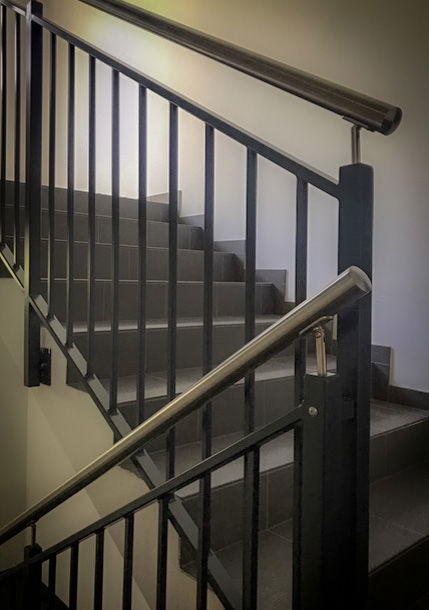 Balustrady, bariery, pomosty techniczne, barierki