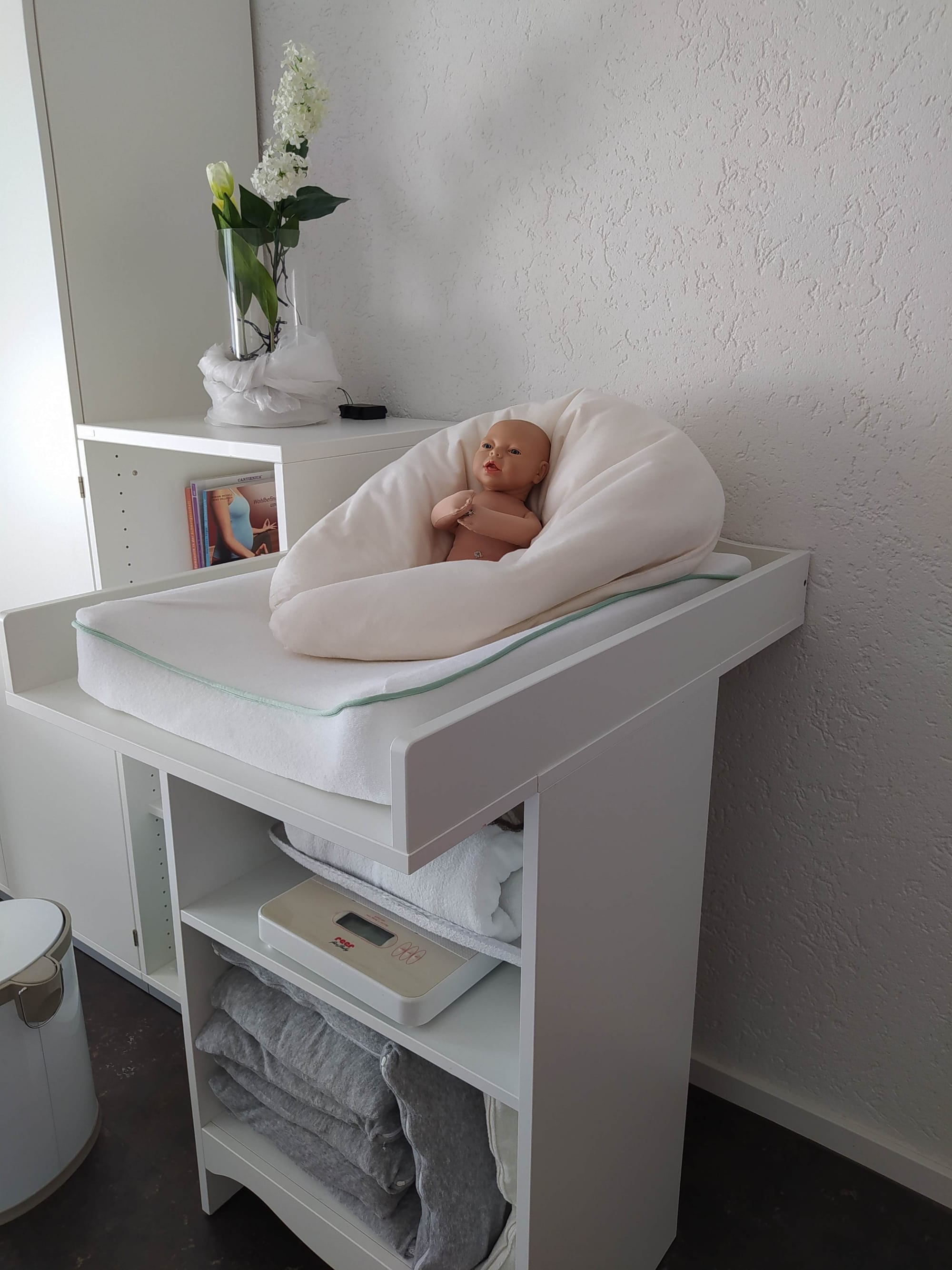 Wickeltisch mit Übungspuppe